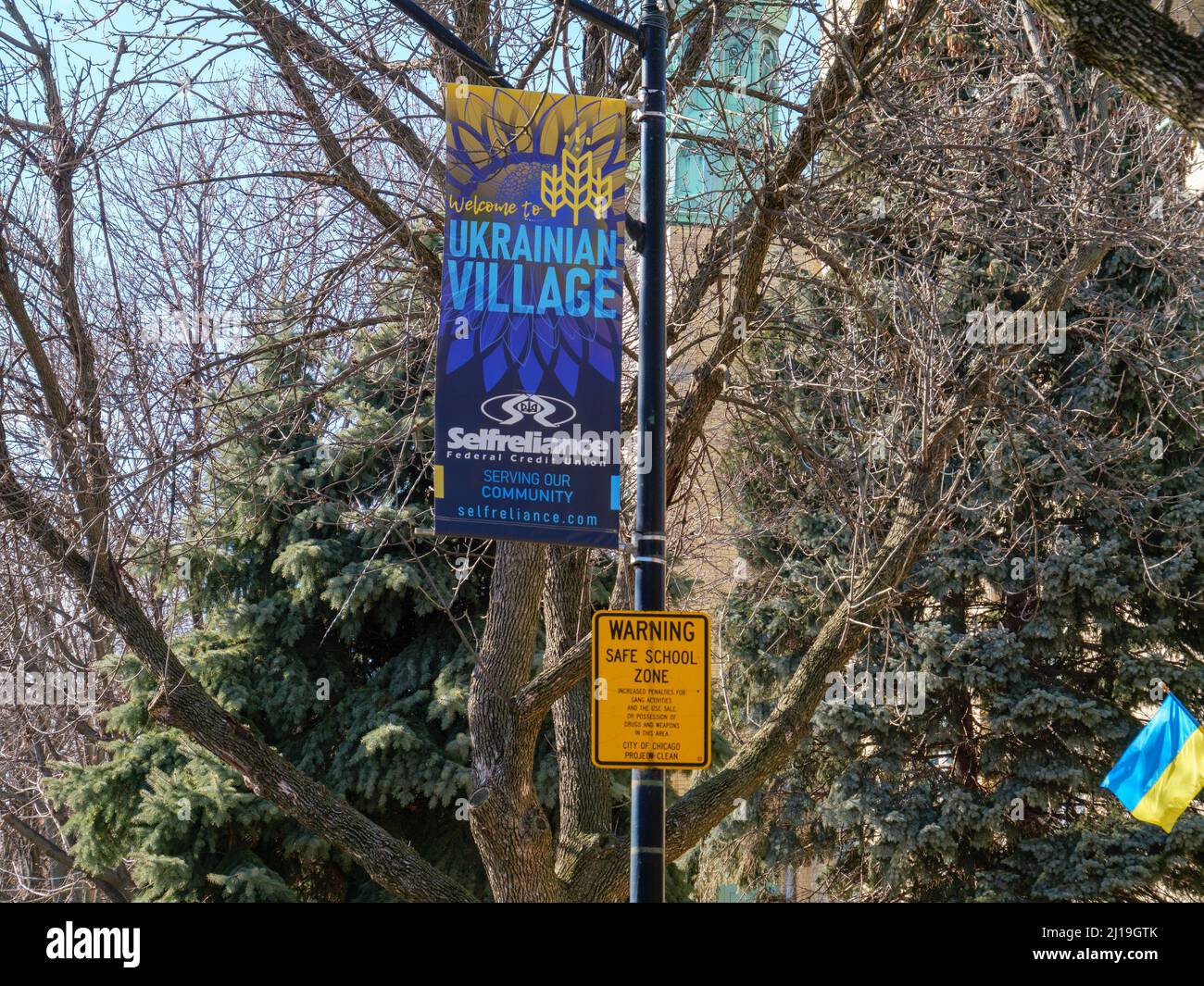 Bannière du village ukrainien et panneau de la zone de sécurité scolaire. Quartier du village ukrainien, Chicago, Illinois. Banque D'Images