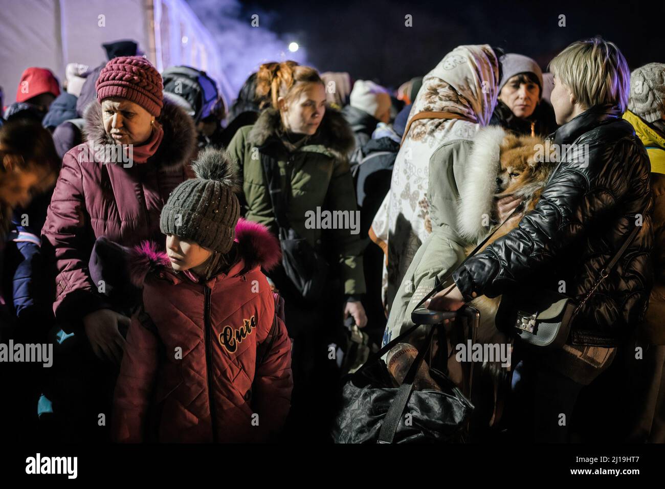 7 mars 2022, Przemy?l, Pologne: Femmes, enfants, Et les animaux qui sont arrivés au poste frontière de Medyka. Les Ukrainiens déplacés qui fuient la guerre arrivent au poste-frontière polonais de Medyka avant d'être transportés en bus jusqu'à la gare de Przemy?l pour prendre des trains à destination de Cracovie et au-delà. On estime à 2 millions le nombre de réfugiés qui sont entrés en Pologne seulement. (Image de crédit : © Graham Martin/SOPA Images via ZUMA Press Wire) Banque D'Images