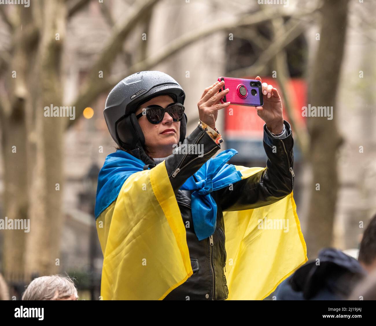 New York, États-Unis. 23rd mars 2022. Les manifestants ukrainiens anti-guerre se délquent et portent des drapeaux lors d’une démonstration de soutien à l’Ukraine contre l’invasion russe. Le consul général ukrainien à New York, Oleksii Holubov et le maire de New York, Eric Adams, ont levé des drapeaux américains et ukrainiens dans le quartier financier de Manhattan. Credit: Enrique Shore/Alay Live News Banque D'Images