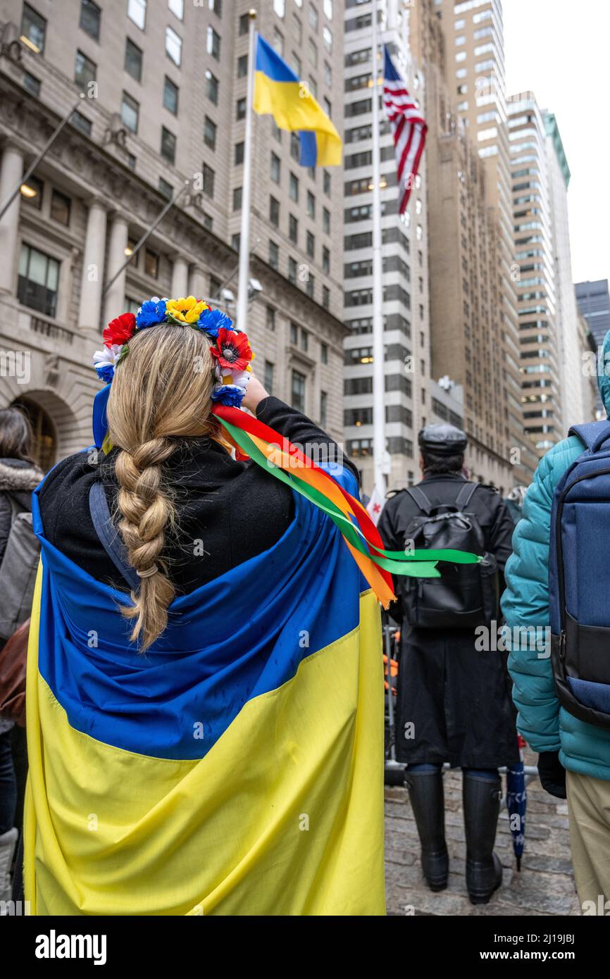 New York, États-Unis. 23rd mars 2022. Les manifestants ukrainiens anti-guerre se délquent et portent des drapeaux lors d’une démonstration de soutien à l’Ukraine contre l’invasion russe. Le consul général ukrainien à New York, Oleksii Holubov et le maire de New York, Eric Adams, ont levé des drapeaux américains et ukrainiens dans le quartier financier de Manhattan. Credit: Enrique Shore/Alay Live News Banque D'Images