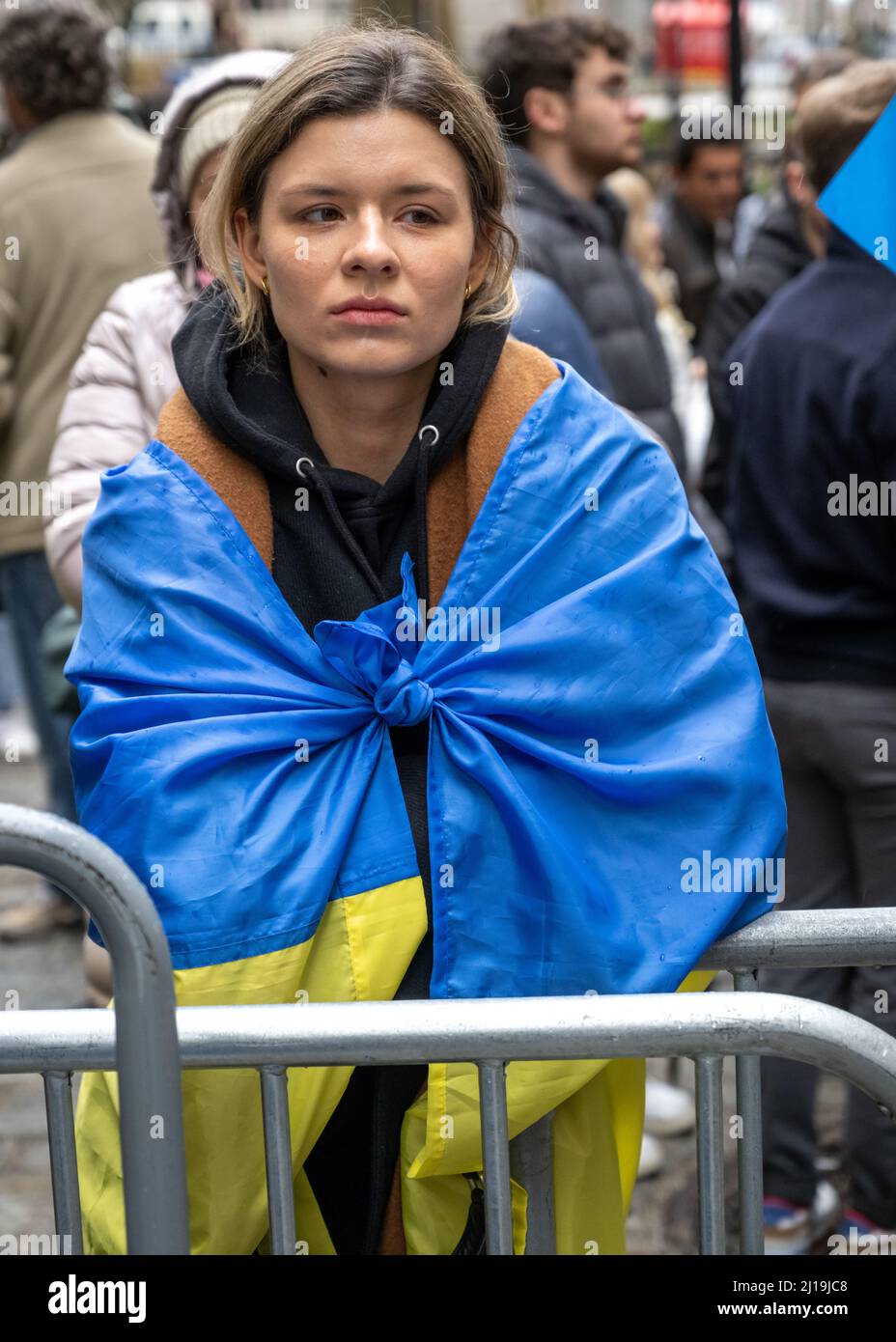 New York, États-Unis. 23rd mars 2022. Les manifestants ukrainiens anti-guerre se délquent et portent des drapeaux lors d’une démonstration de soutien à l’Ukraine contre l’invasion russe. Le consul général ukrainien à New York, Oleksii Holubov et le maire de New York, Eric Adams, ont levé des drapeaux américains et ukrainiens dans le quartier financier de Manhattan. Credit: Enrique Shore/Alay Live News Banque D'Images
