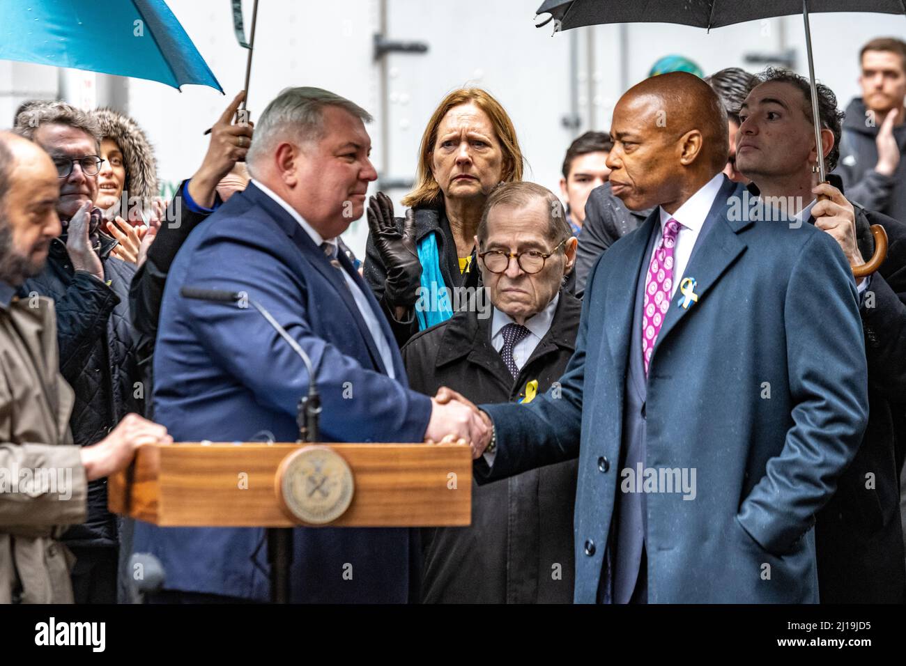 New York, États-Unis. 23rd mars 2022. Le consul général ukrainien à New York, Oleksii Holubov (L) et le maire de New York, Eric Adams, se sont mis à serrer la main devant le congressiste Jerrold Nadler (NY-D) après avoir pris la parole devant des manifestants anti-guerre lors d'une manifestation de soutien à l'Ukraine contre l'invasion russe. Au cours de la cérémonie, ils ont levé des drapeaux américains et ukrainiens dans le quartier financier de Manhattan. Credit: Enrique Shore/Alay Live News Banque D'Images