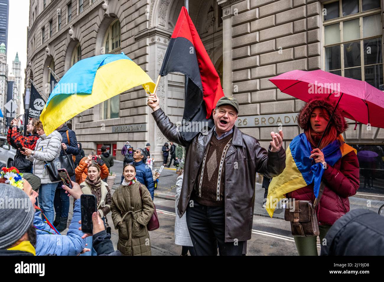 New York, États-Unis. 23rd mars 2022. Les manifestants ukrainiens anti-guerre se délquent et portent des drapeaux lors d’une démonstration de soutien à l’Ukraine contre l’invasion russe. Le consul général ukrainien à New York, Oleksii Holubov et le maire de New York, Eric Adams, ont levé des drapeaux américains et ukrainiens dans le quartier financier de Manhattan. Credit: Enrique Shore/Alay Live News Banque D'Images