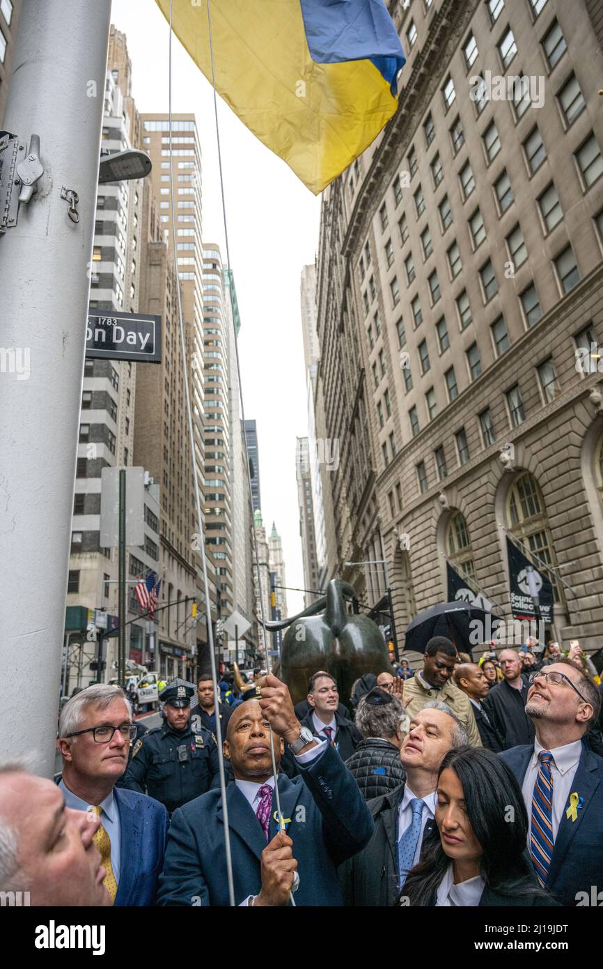 New York, États-Unis. 23rd mars 2022. (G-D) : le consul général ukrainien à New York, Oleksii Holubov, le maire de New York, Eric Adams, et la conseillère régionale de New York née en Ukraine, Inna Vernikov, lèvent le drapeau ukrainien lors d'une démonstration de soutien à l'Ukraine contre l'invasion russe dans le quartier financier de Manhattan. Credit: Enrique Shore/Alay Live News Banque D'Images