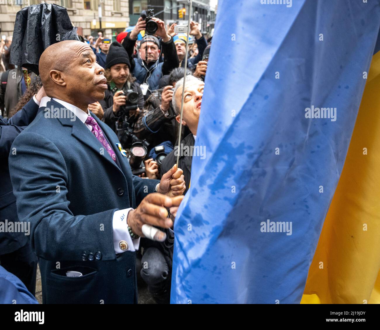 New York, États-Unis. 23rd mars 2022. Le maire de New York, Eric Adams, lève le drapeau ukrainien dans le quartier financier de Manhattan lors d'une démonstration de soutien à l'Ukraine contre l'invasion russe. Credit: Enrique Shore/Alay Live News Banque D'Images
