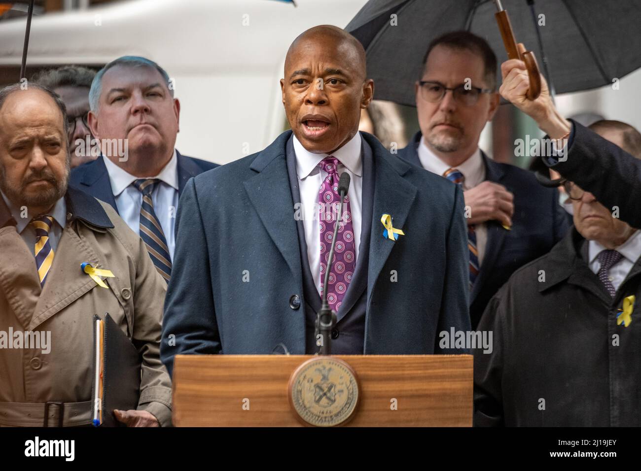 New York, États-Unis. 23rd mars 2022. Le consul général ukrainien à New York, Oleksii Holubov (L) écoute le maire de New York, Eric Adams (R), s'adresse aux manifestants anti-guerre lors d'une démonstration de soutien à l'Ukraine contre l'invasion russe. Au cours de la cérémonie, ils ont levé des drapeaux américains et ukrainiens dans le quartier financier de Manhattan. Credit: Enrique Shore/Alay Live News Banque D'Images