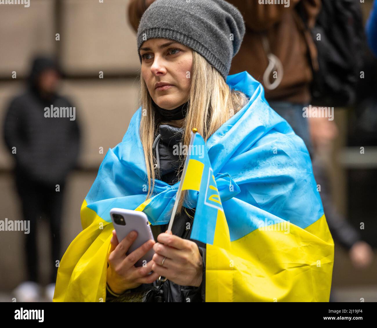 New York, États-Unis. 23rd mars 2022. Les manifestants ukrainiens anti-guerre se délquent et portent des drapeaux lors d’une démonstration de soutien à l’Ukraine contre l’invasion russe. Le consul général ukrainien à New York, Oleksii Holubov et le maire de New York, Eric Adams, ont levé des drapeaux américains et ukrainiens dans le quartier financier de Manhattan. Credit: Enrique Shore/Alay Live News Banque D'Images