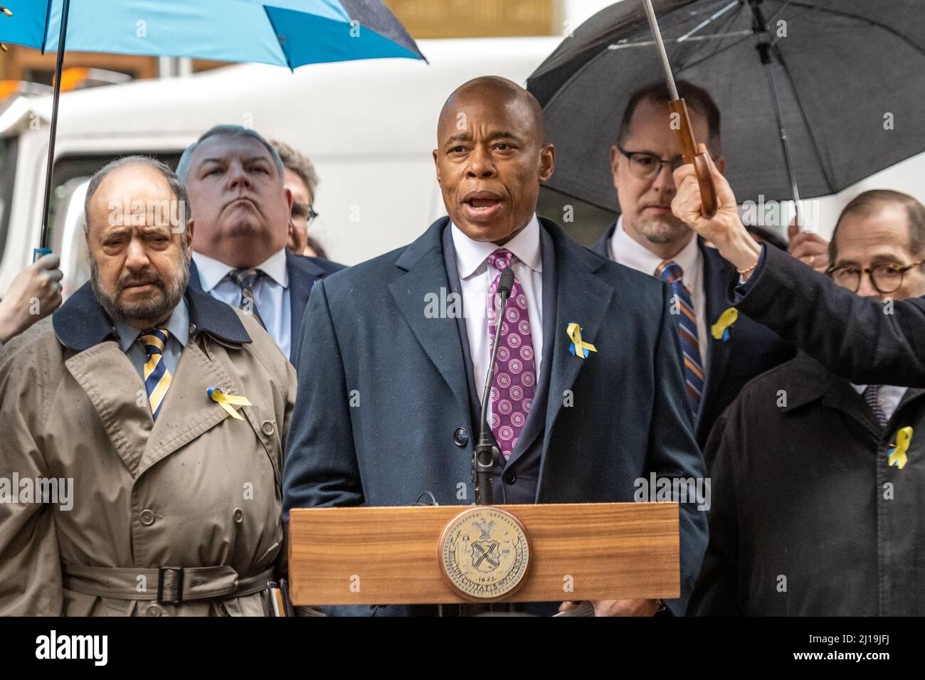 New York, États-Unis. 23rd mars 2022. Le consul général ukrainien à New York, Oleksii Holubov (L) écoute le maire de New York, Eric Adams (R), s'adresse aux manifestants anti-guerre lors d'une démonstration de soutien à l'Ukraine contre l'invasion russe. Au cours de la cérémonie, ils ont levé des drapeaux américains et ukrainiens dans le quartier financier de Manhattan. Credit: Enrique Shore/Alay Live News Banque D'Images