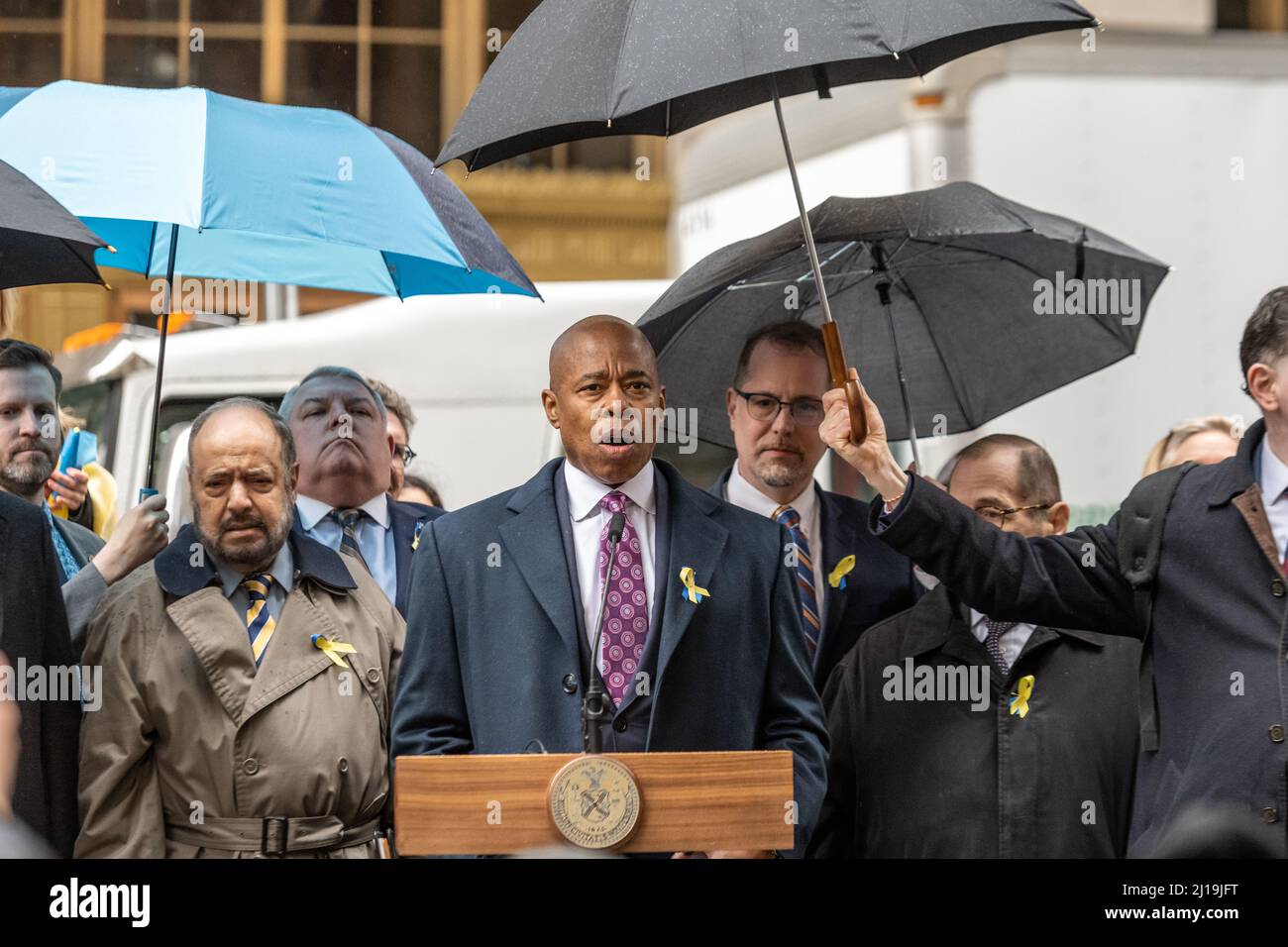 New York, États-Unis. 23rd mars 2022. Le consul général ukrainien à New York, Oleksii Holubov (L) écoute le maire de New York, Eric Adams (R), s'adresse aux manifestants anti-guerre lors d'une démonstration de soutien à l'Ukraine contre l'invasion russe. Au cours de la cérémonie, ils ont levé des drapeaux américains et ukrainiens dans le quartier financier de Manhattan. Credit: Enrique Shore/Alay Live News Banque D'Images