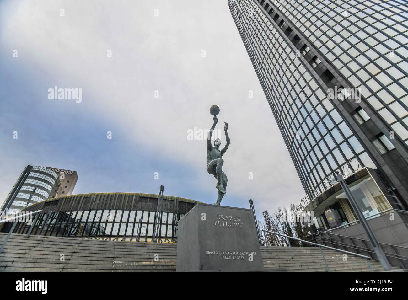 Drazen petrovic statue au centre de cibona Banque de photographies et  d'images à haute résolution - Alamy