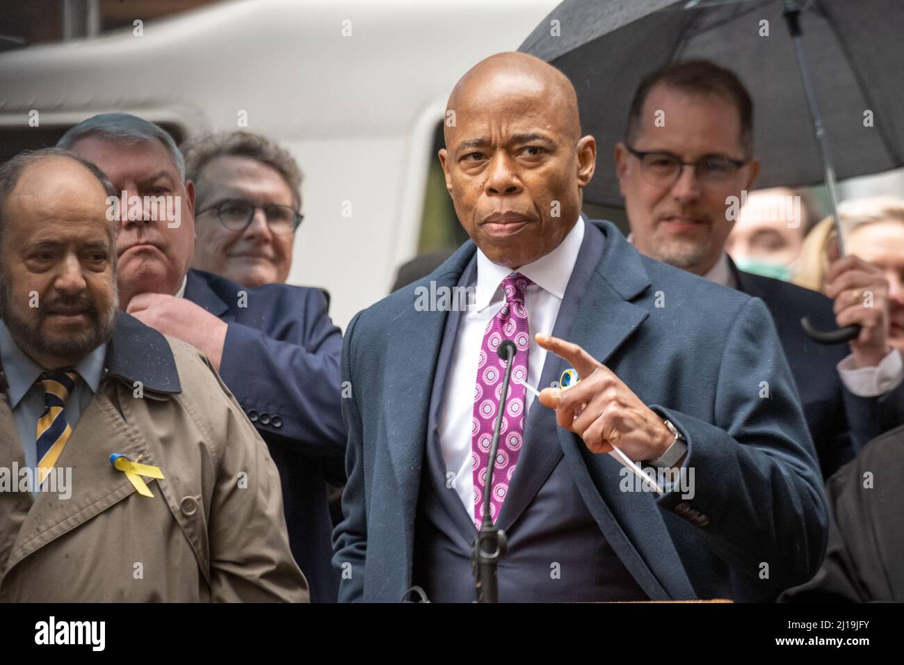 New York, États-Unis. 23rd mars 2022. Le consul général ukrainien à New York, Oleksii Holubov (L) écoute le maire de New York, Eric Adams (R), s'adresse aux manifestants anti-guerre lors d'une démonstration de soutien à l'Ukraine contre l'invasion russe. Au cours de la cérémonie, ils ont levé des drapeaux américains et ukrainiens dans le quartier financier de Manhattan. Credit: Enrique Shore/Alay Live News Banque D'Images