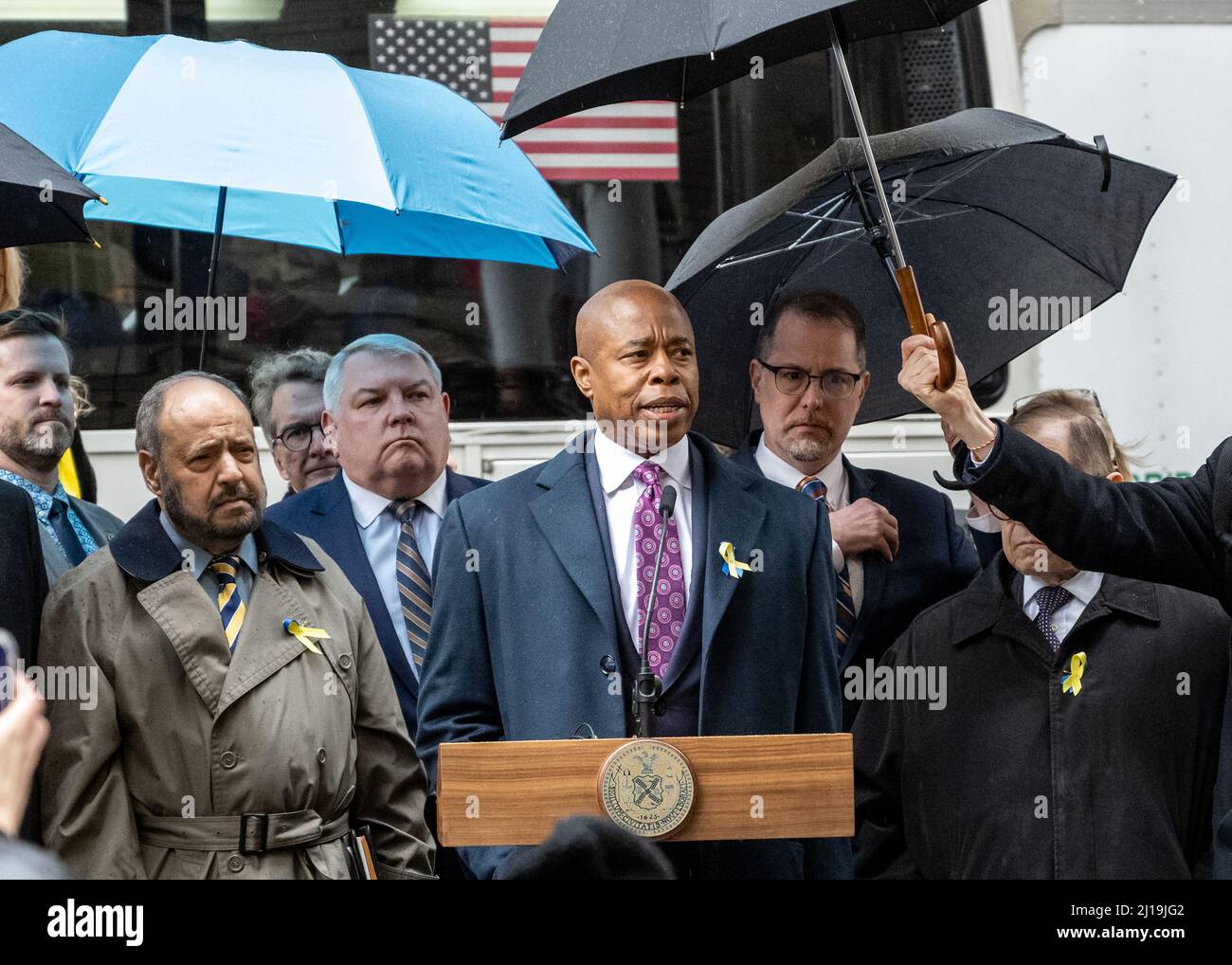 New York, États-Unis. 23rd mars 2022. Le consul général ukrainien à New York, Oleksii Holubov (L) écoute le maire de New York, Eric Adams (R), s'adresse aux manifestants anti-guerre lors d'une démonstration de soutien à l'Ukraine contre l'invasion russe. Au cours de la cérémonie, ils ont levé des drapeaux américains et ukrainiens dans le quartier financier de Manhattan. Credit: Enrique Shore/Alay Live News Banque D'Images