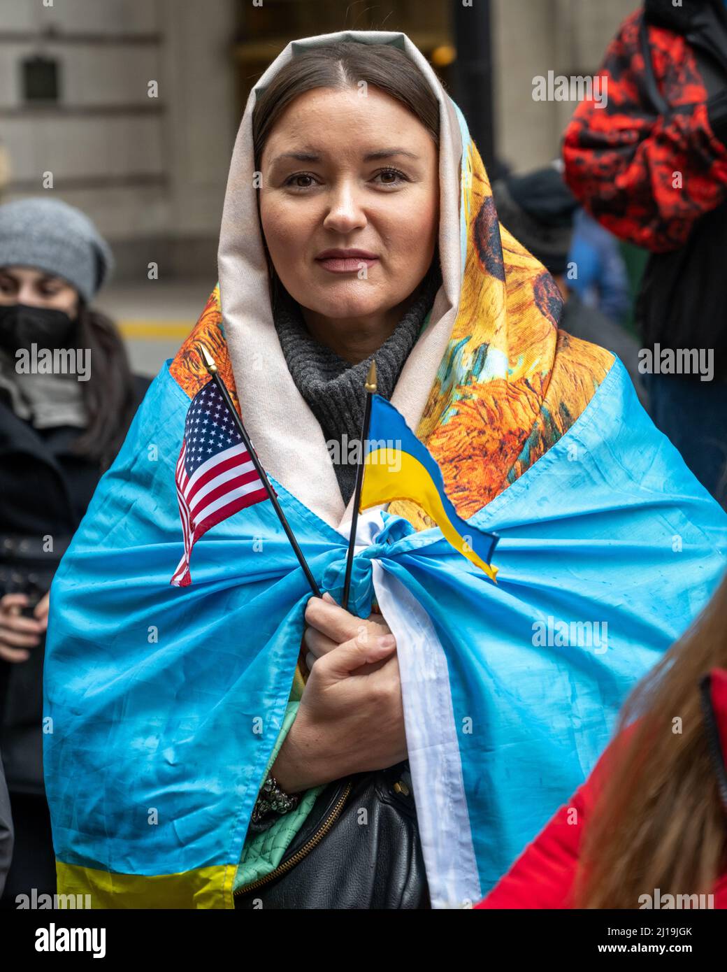 New York, États-Unis. 23rd mars 2022. Les manifestants ukrainiens anti-guerre se délquent et portent des drapeaux lors d’une démonstration de soutien à l’Ukraine contre l’invasion russe. Le consul général ukrainien à New York, Oleksii Holubov et le maire de New York, Eric Adams, ont levé des drapeaux américains et ukrainiens dans le quartier financier de Manhattan. Credit: Enrique Shore/Alay Live News Banque D'Images