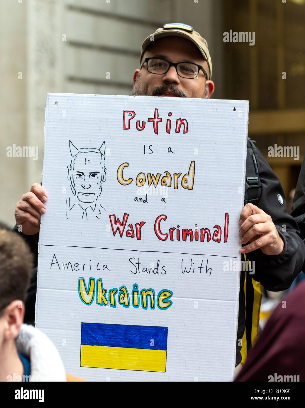 New York, États-Unis. 23rd mars 2022. Les manifestants ukrainiens anti-guerre affichent des signes anti-Poutine lors d’une démonstration de soutien à l’Ukraine contre l’invasion russe. Le consul général ukrainien à New York, Oleksii Holubov et le maire de New York, Eric Adams, ont levé des drapeaux américains et ukrainiens dans le quartier financier de Manhattan. Credit: Enrique Shore/Alay Live News Banque D'Images
