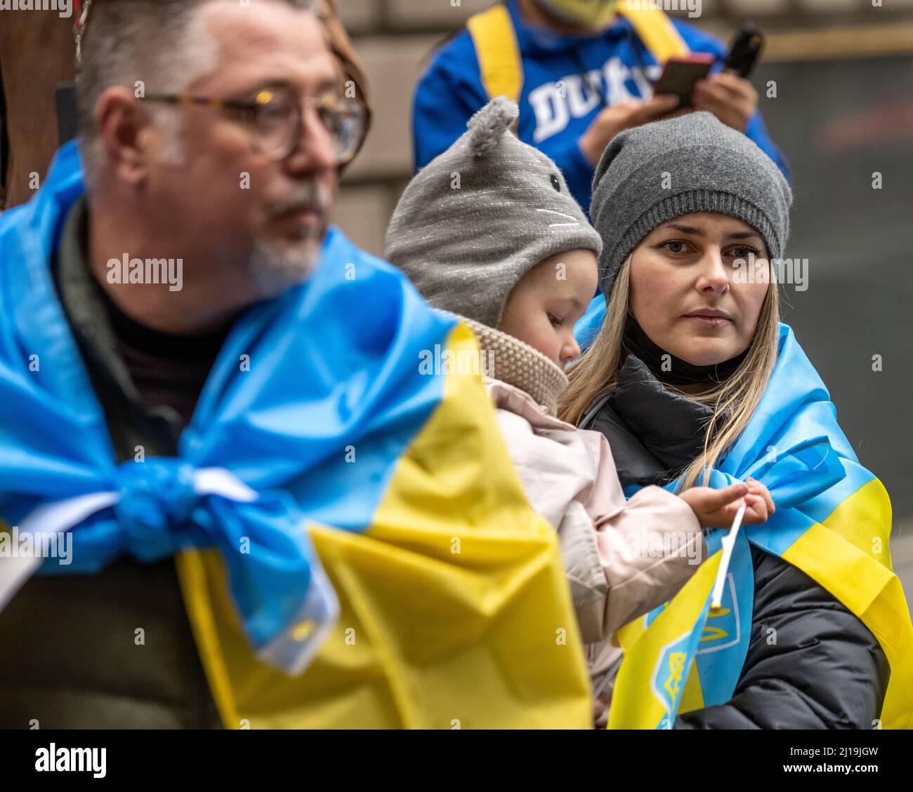 New York, États-Unis. 23rd mars 2022. Les manifestants ukrainiens anti-guerre se délquent et portent des drapeaux lors d’une démonstration de soutien à l’Ukraine contre l’invasion russe. Le consul général ukrainien à New York, Oleksii Holubov et le maire de New York, Eric Adams, ont levé des drapeaux américains et ukrainiens dans le quartier financier de Manhattan. Credit: Enrique Shore/Alay Live News Banque D'Images