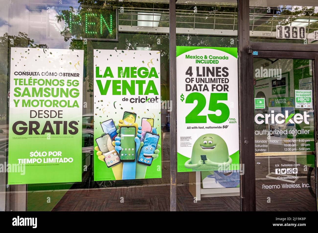 Little Havana Miami Florida Calle Ocho 8 8th Street quartier hispanique quartier cubain quartier historique Cricket téléphone mobile sans fil concessionnaire autorisé Banque D'Images