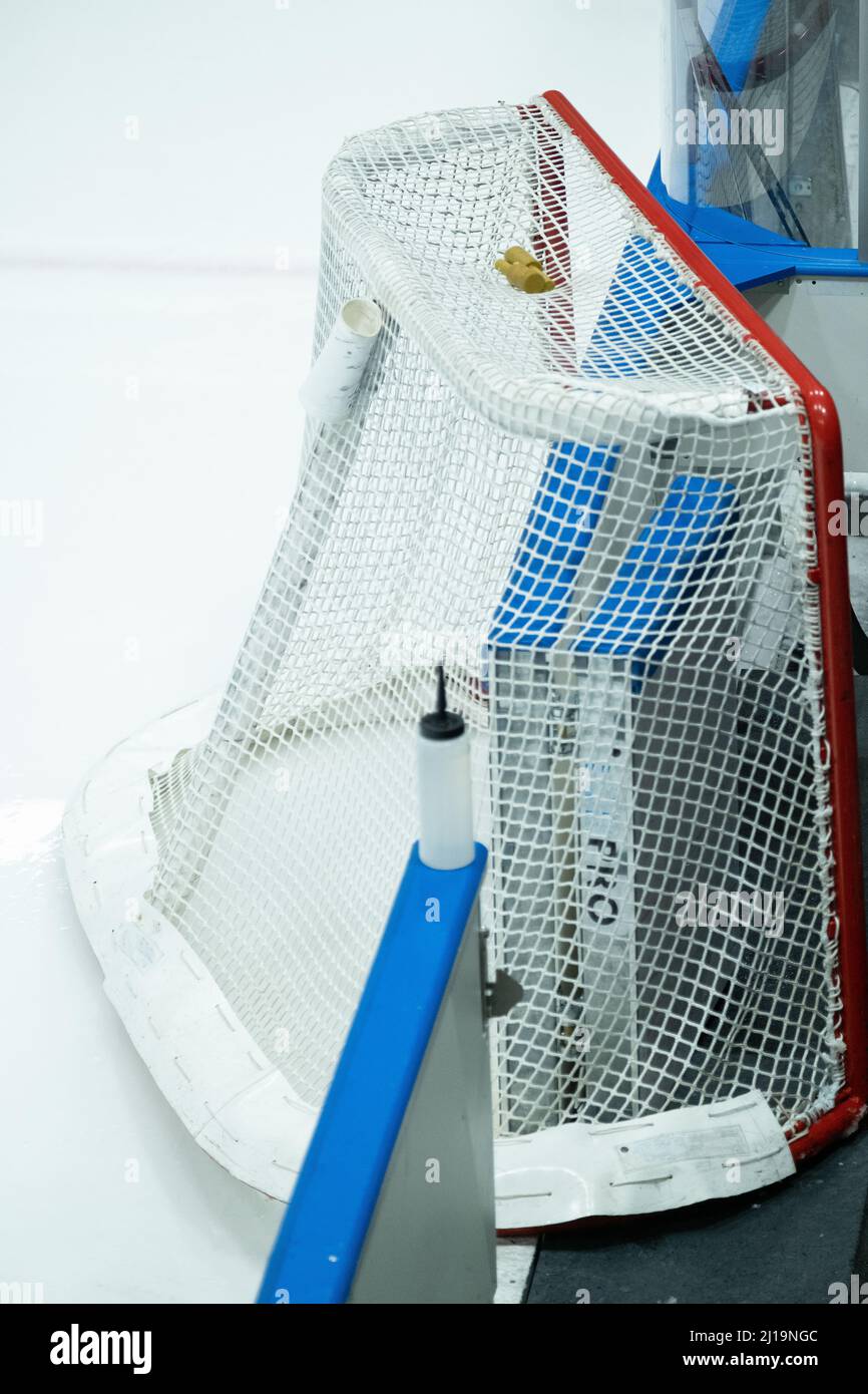 Helsinki / Finlande - 22 MARS 2022 : clôture d'un objectif de hockey sur glace se tenant sur le côté d'une patinoire de hockey sur glace Banque D'Images