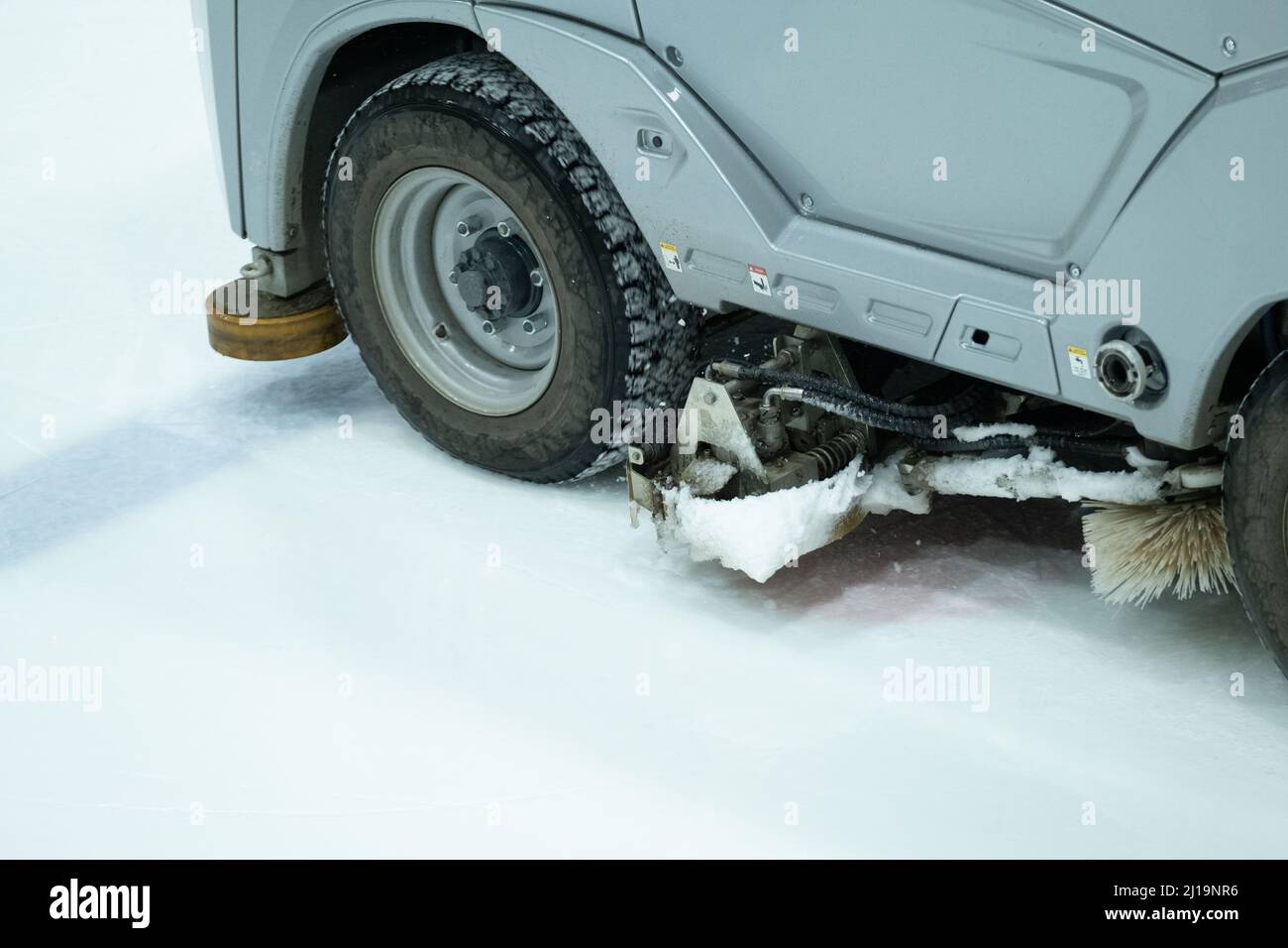 Helsinki / Finlande - 22 MARS 2022 : gros plan de la machine de rametage à glace électrique nettoyant la surface de la glace Banque D'Images