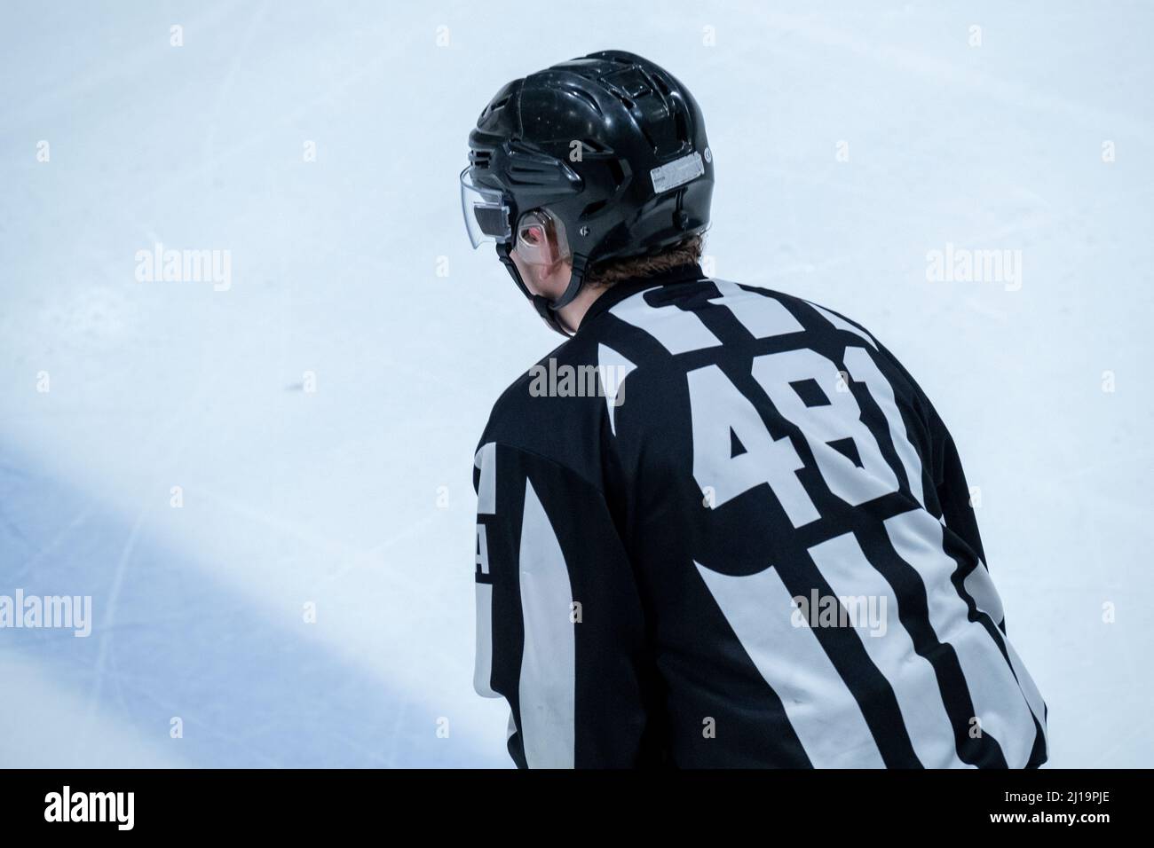 Helsinki / Finlande - 22 MARS 2022 : joueur de hockey sur glace debout sur la ligne bleue en regardant le match Banque D'Images