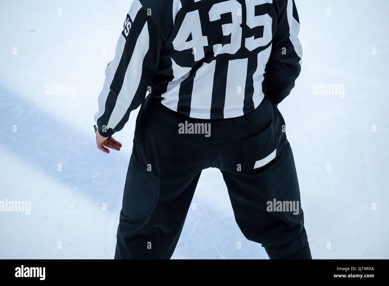 Helsinki / Finlande - 22 MARS 2022 : joueur de hockey sur glace tenant un coup de sifflet et regardant le match Banque D'Images