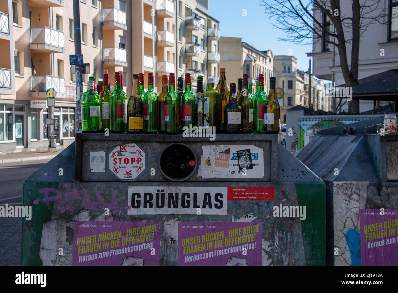 Conteneur en verre usagé, bouteilles de vin vert, verre vert, Magdebourg, Saxe-Anhalt, Allemagne Banque D'Images