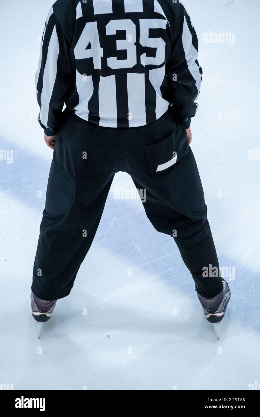 Helsinki / Finlande - 22 MARS 2022 : joueur de hockey sur glace tenant un coup de sifflet et regardant le match Banque D'Images