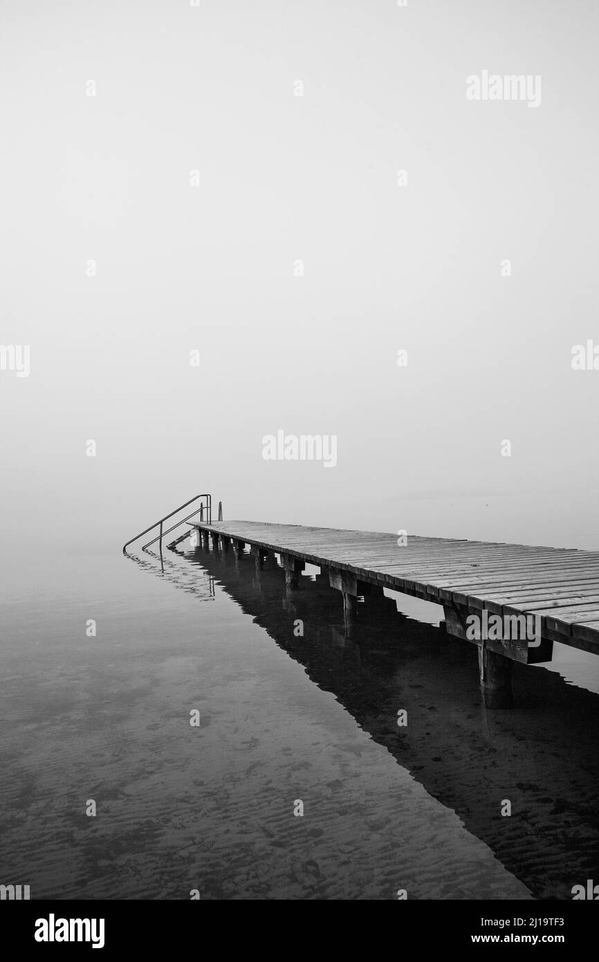 Jetée de baignade vide dans la brume matinale, Mondsee, Salzkammergut, haute-Autriche, Autriche Banque D'Images