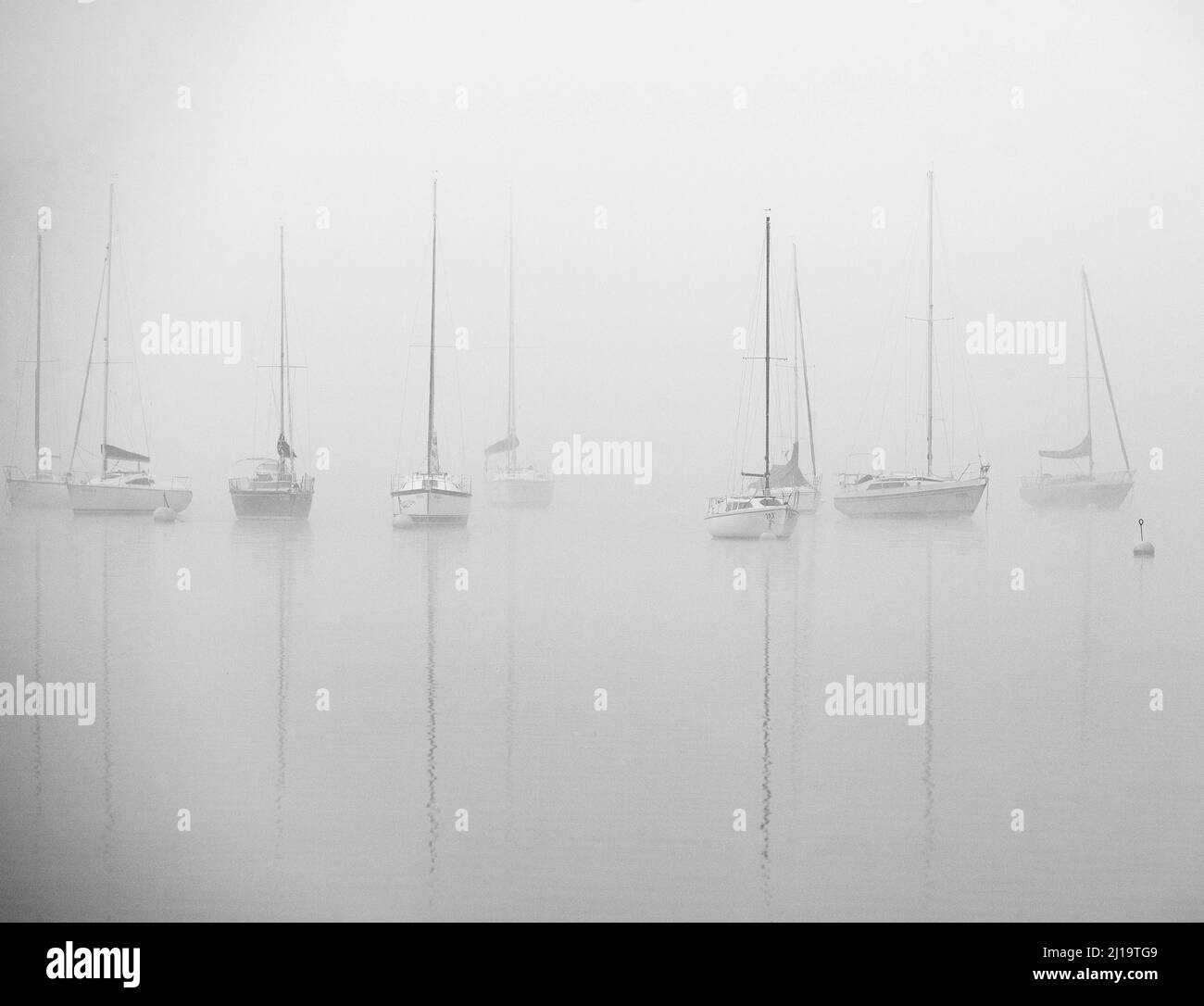 Bateaux à voile dans la brume matinale, Mondsee, Salzkammergut, haute-Autriche, Autriche Banque D'Images