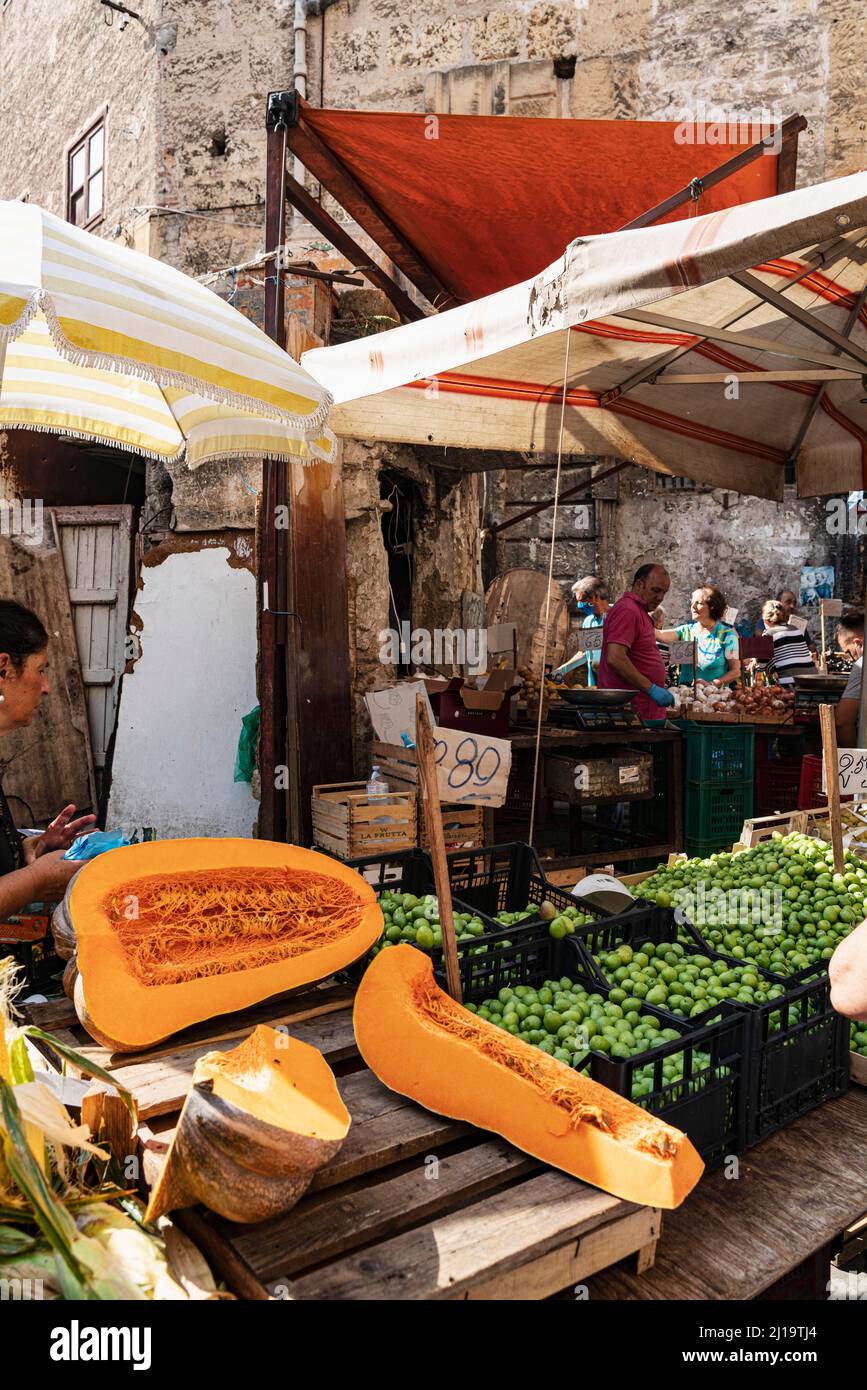 Ballaro Market, le plus ancien marché de la rue de Palerme, quartier Albergheria, Palerme, Sicile, Italie Banque D'Images