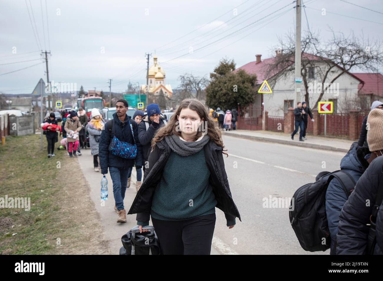 Réfugiés ukrainiens à la frontière, sur le chemin de la frontière une longue file de voitures s'est formée de près de 20 kilomètres, les réfugiés sont pour la plupart à pied Banque D'Images