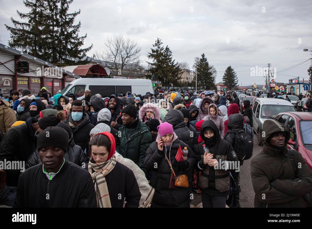 Réfugiés ukrainiens à la frontière, de longues files d'attente se sont formées devant le contrôle frontalier, le passage frontalier, Mostyska, Ukraine Banque D'Images