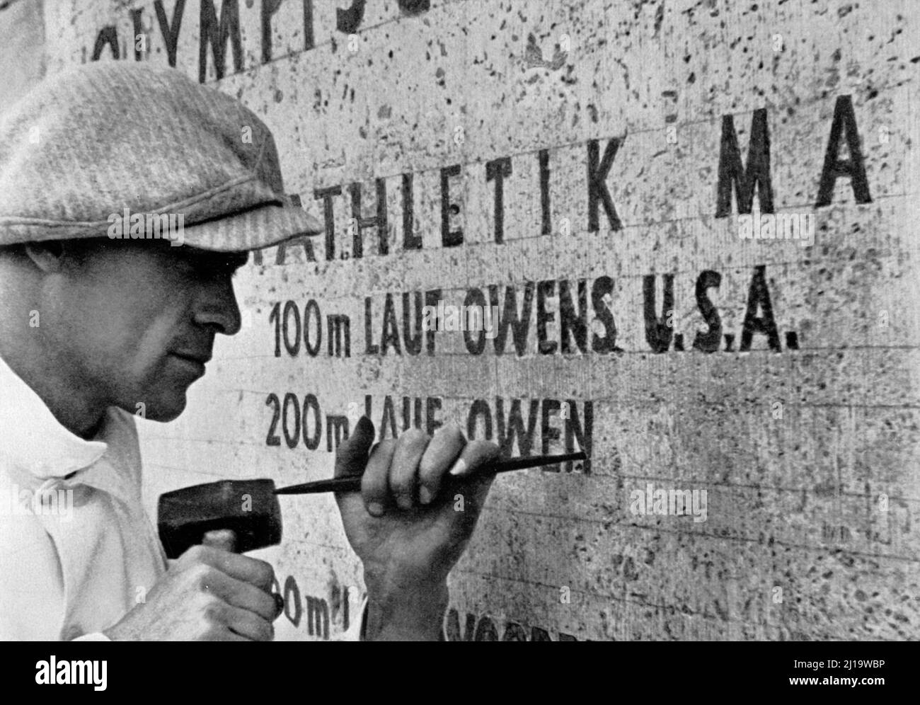 Plaque d'honneur, les noms des gagnants olympiques ont été sculptés en pierre des deux côtés de la porte du Marathon et jetés en plomb Banque D'Images