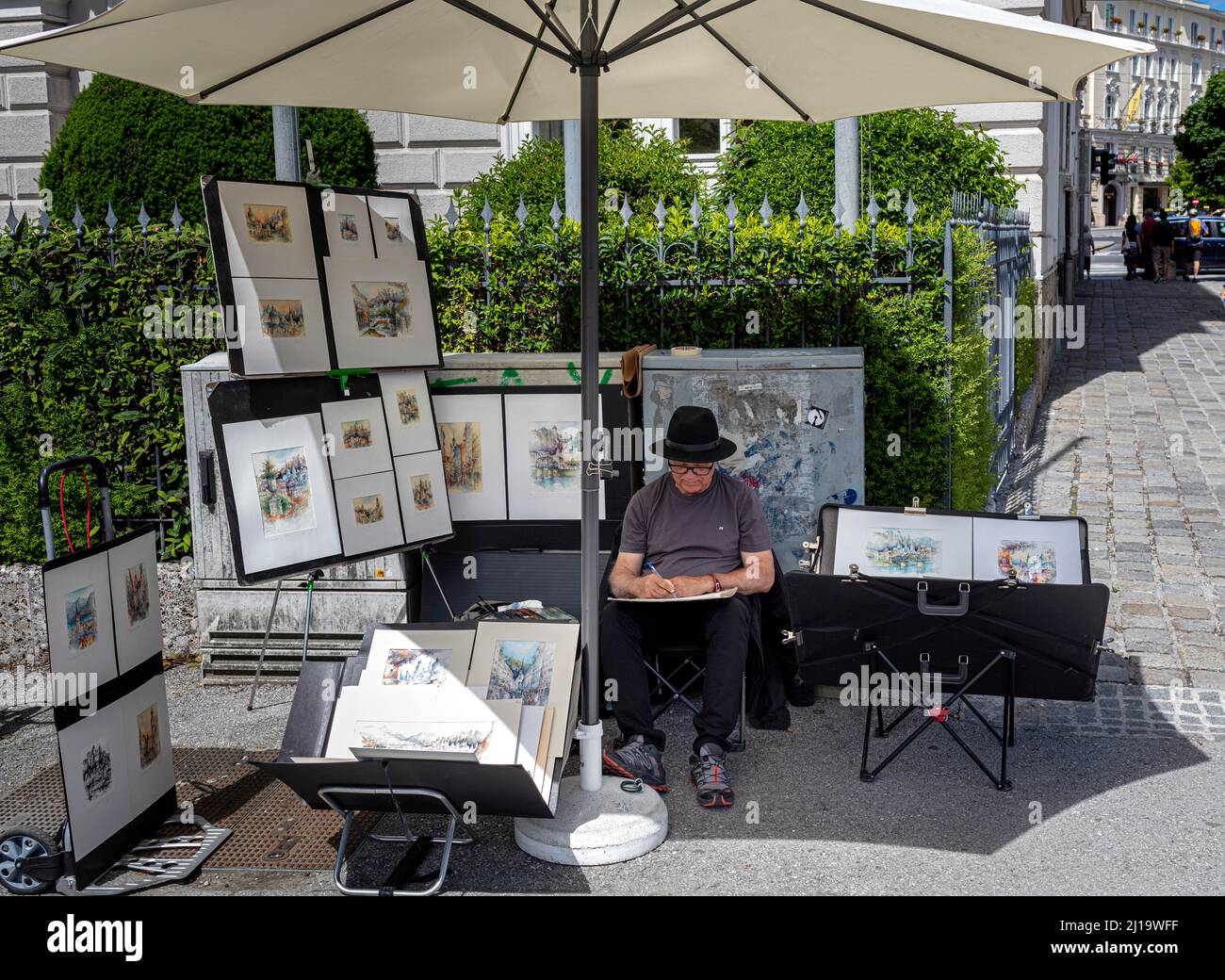 Artiste de Salzbourg vendant des peintures dans la rue, Salzbourg, Autriche Banque D'Images