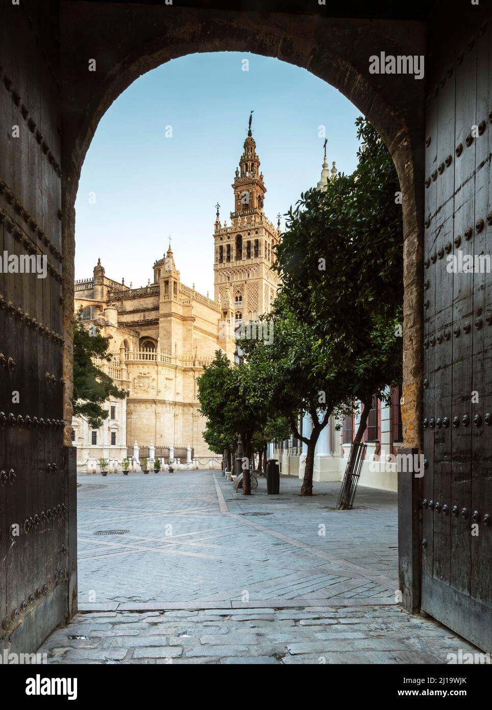 Porte menant à la Juderia ou au quartier juif avec la Giralda, la cathédrale de Séville, Andalousie, Espagne Banque D'Images