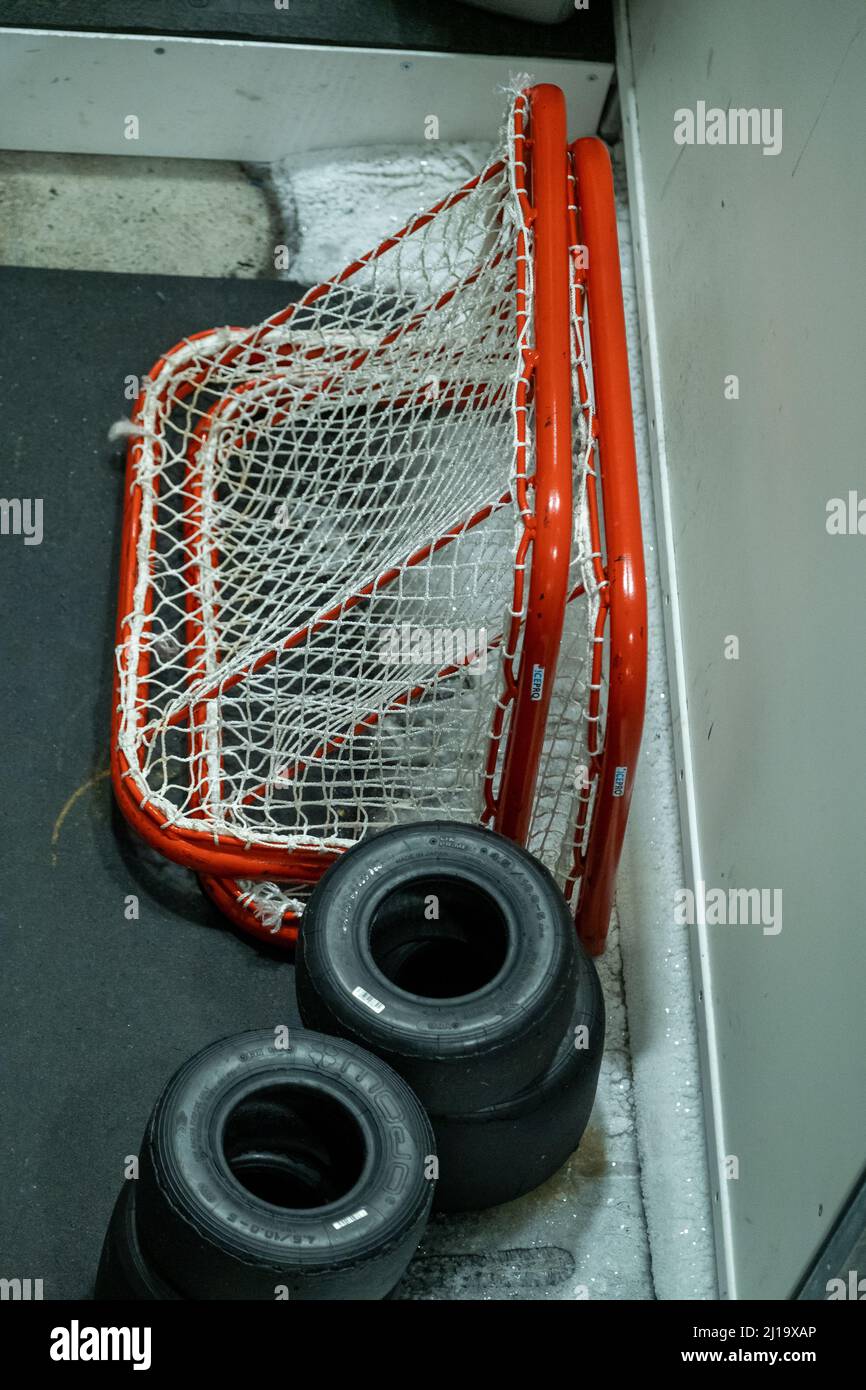 Helsinki / Finlande - 22 MARS 2022 : clôture de deux buts de hockey sur glace de pratique se tenant à côté de la patinoire de hockey sur glace Banque D'Images