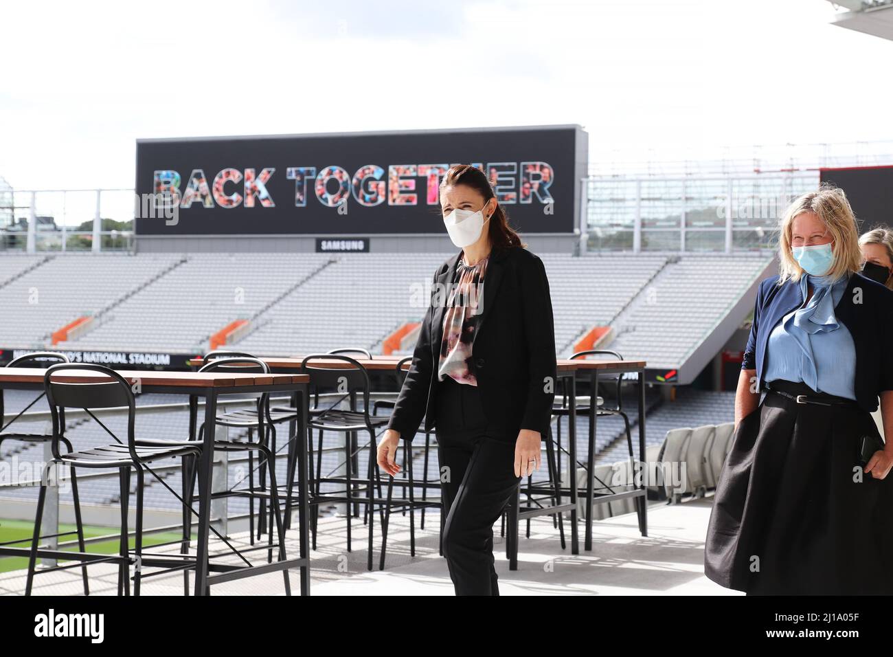 Auckland, Nouvelle-Zélande. 24 mars 2022 : le Premier ministre néo-zélandais Jacinda Ardern (portant un masque facial) visite le vestiaire du stade Eden Park le lendemain de l'annonce de l'assouplissement prévu des restrictions Covid. Elle se tient devant les casiers qui portent les noms de tous les Noirs Brodie Retalick. Michael Jones et Richie McCaw. Crédit : Lynn grief/Alamy Live News Banque D'Images