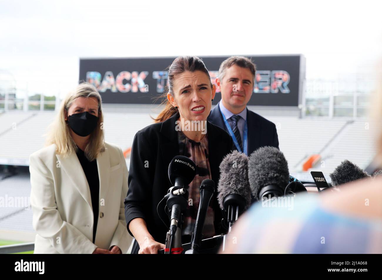 Auckland, Nouvelle-Zélande. 24 mars 2022 : le Premier ministre de la Nouvelle-Zélande, Jacinda Ardern, avec le PDG d'Eden Park, Nick Sautner (à droite), tient une conférence de presse au stade Eden Park, le lendemain de l'annonce de l'assouplissement prévu des restrictions Covid. Crédit : Lynn grief/Alamy Live News Banque D'Images