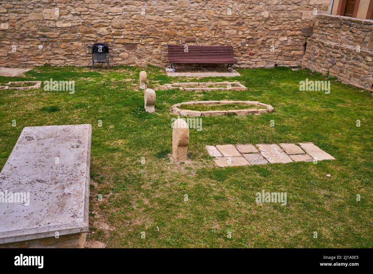 Sanguesa, Navarre Espagne mars 6 2022, cimetière médiéval de Santa Maria Banque D'Images