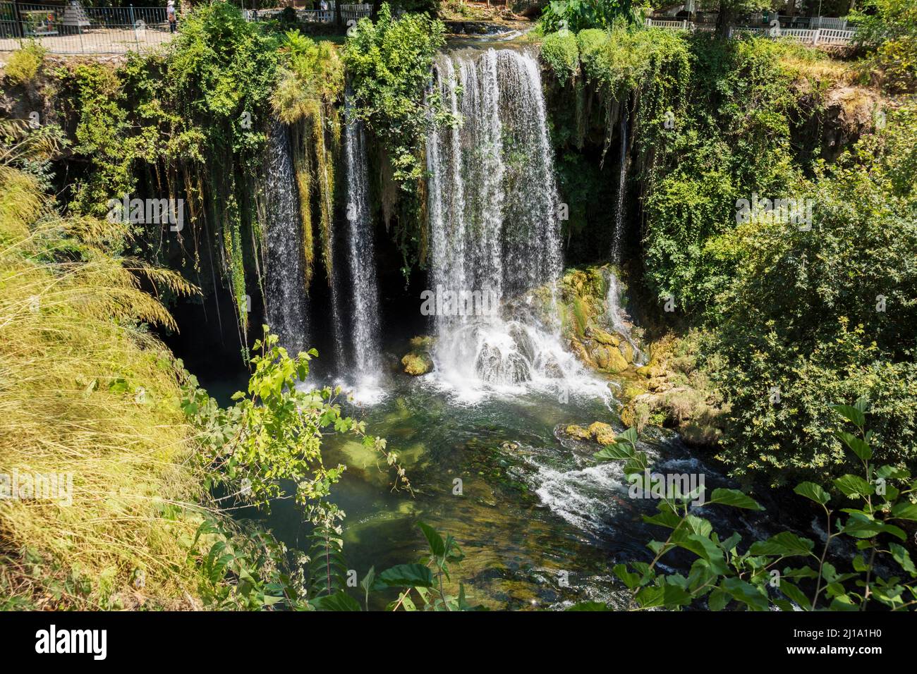 Paysage d'été avec grande cascade. Chutes d'eau Duden à Antalya. Banque D'Images