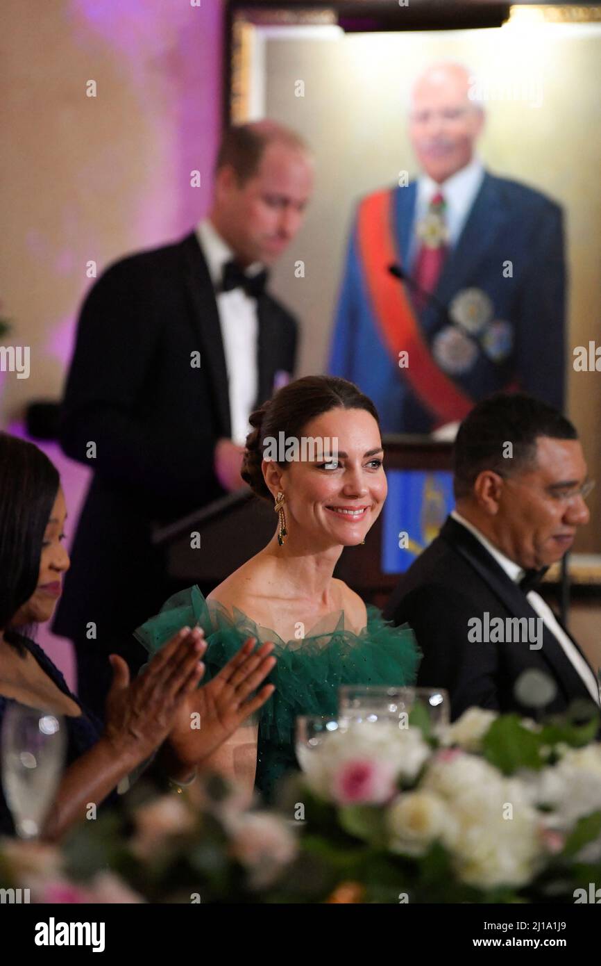 Le premier ministre de la Jamaïque, Andrew Holness (à l'extrême droite) et la duchesse de Cambridge (deuxième à partir de la droite) écoutent le duc de Cambridge qui prononce un discours lors d'un dîner organisé par Patrick Allen, gouverneur général de la Jamaïque, à la Maison du Roi, à Kingston, en Jamaïque, Le cinquième jour de la visite royale des Caraïbes au nom de la Reine pour marquer son Jubilé de platine. Date de la photo: Mercredi 23 mars 2022. Banque D'Images
