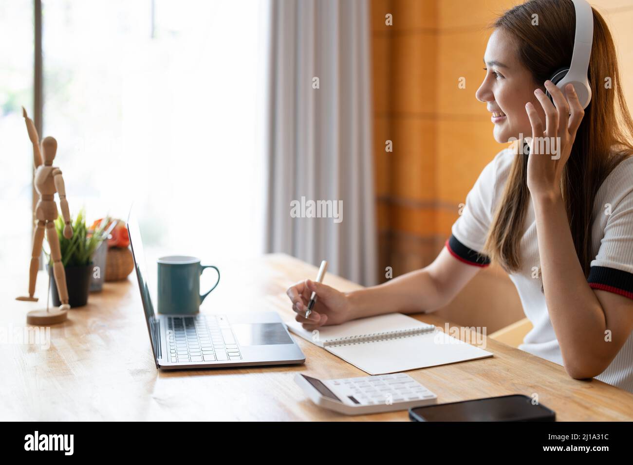 Jeune femme asiatique écrivant des notes dans un ordinateur portable regarder un séminaire en ligne vidéo, étudiant noir sérieux regardant un ordinateur portable écouter conférence étude en ligne Banque D'Images