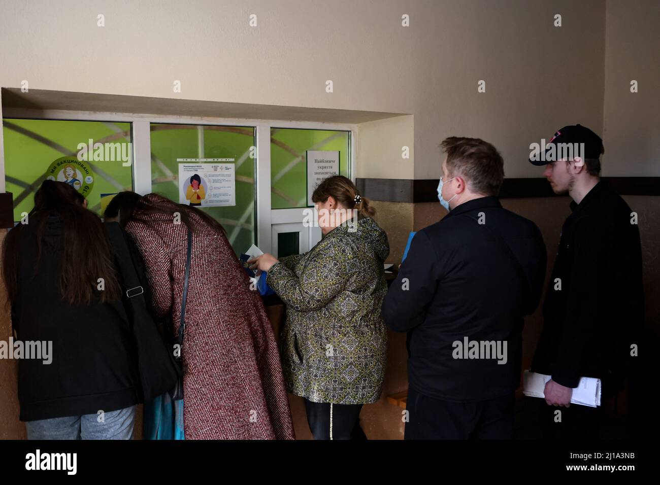 Les gens sont vus dans les locaux du Service des migrations, qui travaille de manière améliorée pour délivrer des passeports aux citoyens de la région et aux personnes déplacées en ce qui concerne la situation dans le pays, Ivano-Frankivsk, Ukraine occidentale, 22 mars 2022. Photo de Yurii Rylchuk/Ukrinform/ABACAPRESS.COM. UKRINFORM /BSP/ Banque D'Images