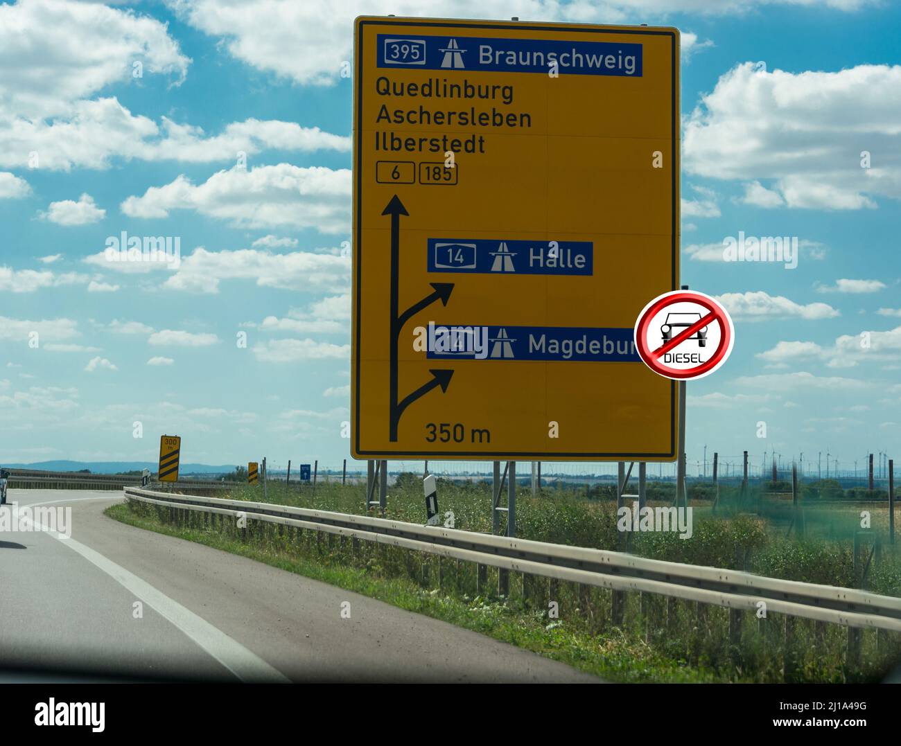 Panneaux routiers sur l'autoroute allemande montrant la route vers  Magdeburg, Halle, Quidlingburg et Braunschweig Photo Stock - Alamy
