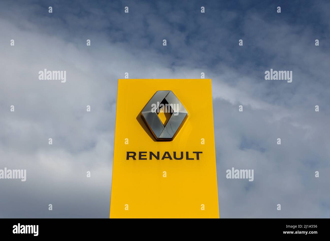 Un tableau avec le logo de Renault est exposé près d'une salle d'exposition de voitures à Saint-Pétersbourg, Russie le 24 mars 2022. PHOTOGRAPHE REUTERS/REUTERS Banque D'Images