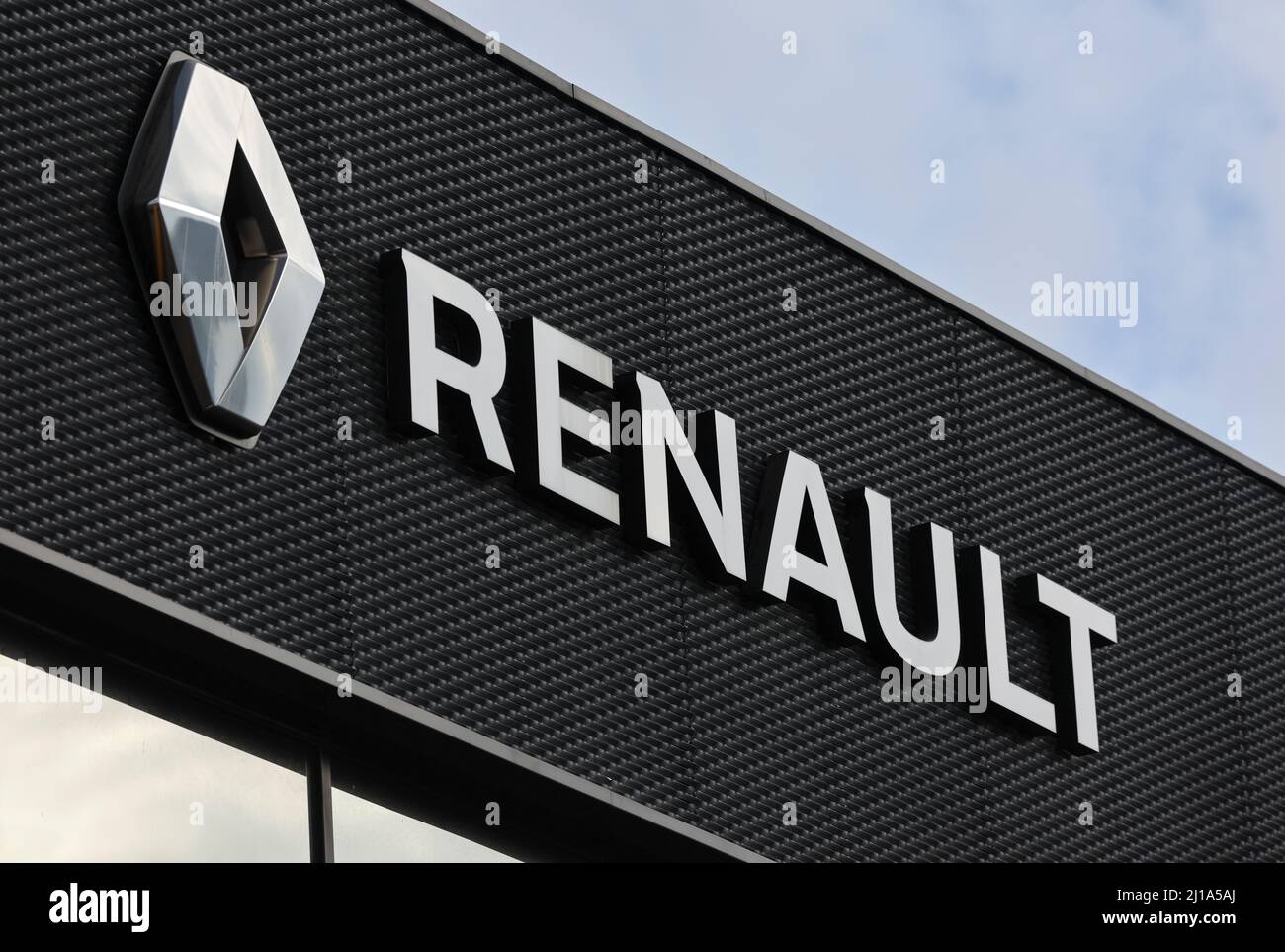 Un logo de Renault est exposé devant une salle d'exposition de voitures à Saint-Pétersbourg, en Russie, le 24 mars 2022. PHOTOGRAPHE REUTERS/REUTERS Banque D'Images