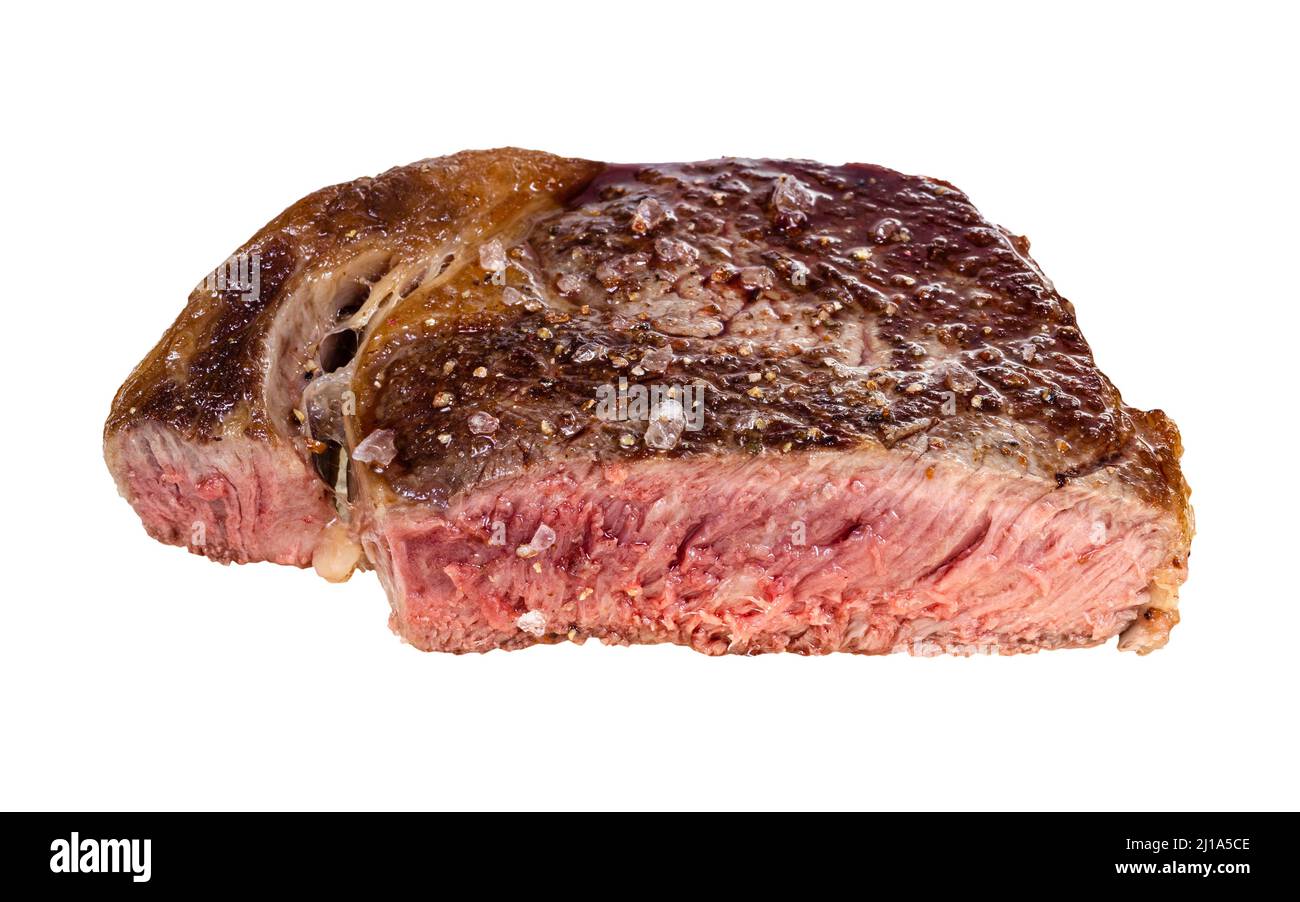 couper le steak de bœuf de la ribeye frite moyen rare isolé sur fond blanc Banque D'Images