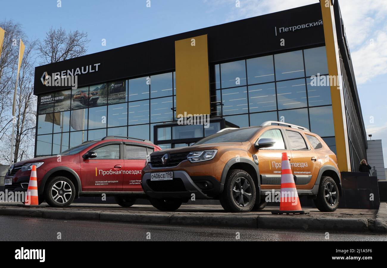 Les voitures Renault sont garées à l'extérieur d'une salle d'exposition à Saint-Pétersbourg, en Russie, le 24 mars 2022. PHOTOGRAPHE REUTERS/REUTERS Banque D'Images
