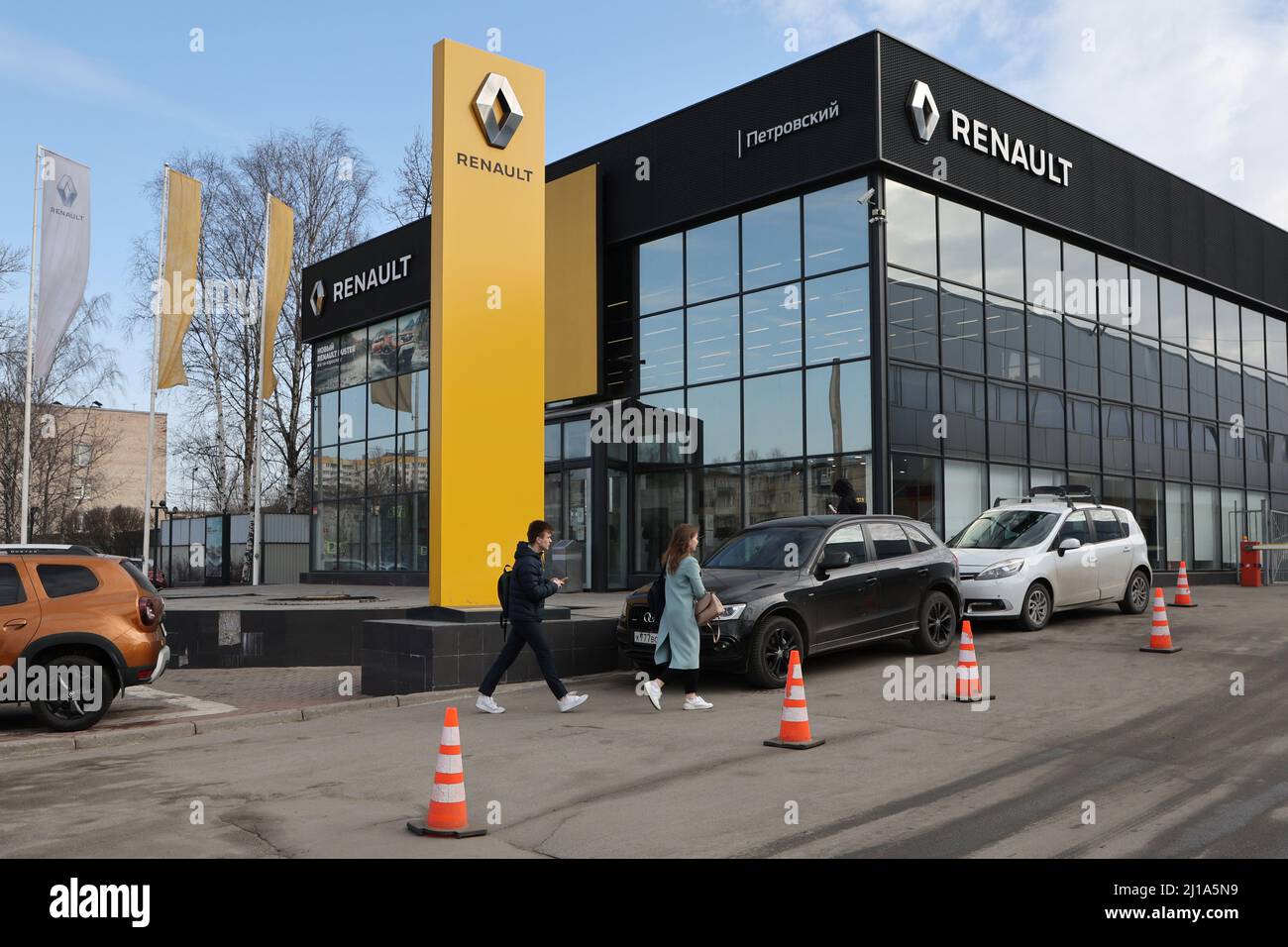 Une vue montre une salle d'exposition de voitures Renault à Saint-Pétersbourg, Russie le 24 mars 2022. PHOTOGRAPHE REUTERS/REUTERS Banque D'Images