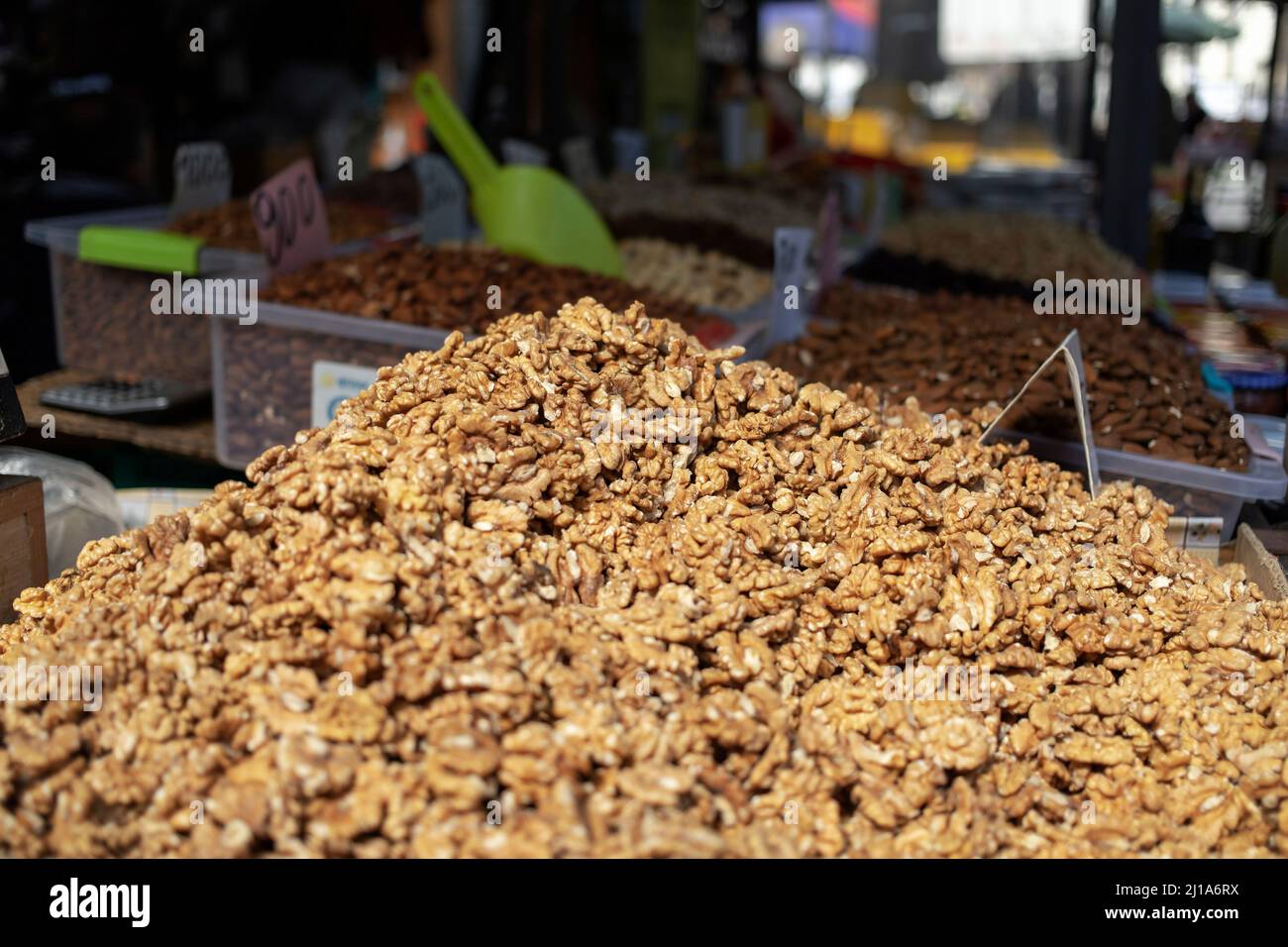 Des noix sur une cale dans un marché Banque D'Images