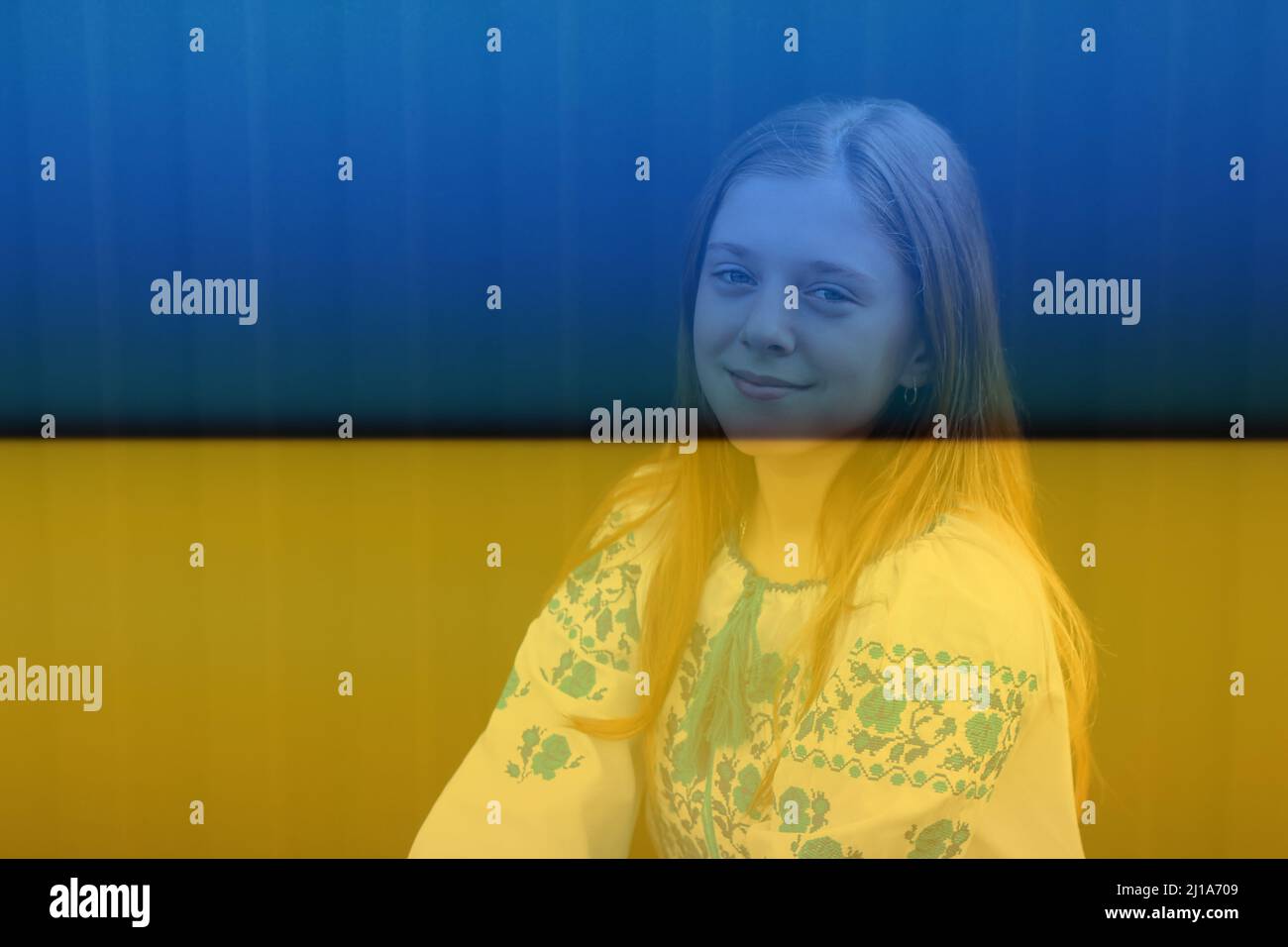 Ukraine enfant. Ukrainienne jeune fille dans vyshyvanka. Priez pour l'Ukraine. Priez pour la paix. Joyeux gamin célébrant le jour de l'indépendance. Victoire en guerre. Espérons co Banque D'Images